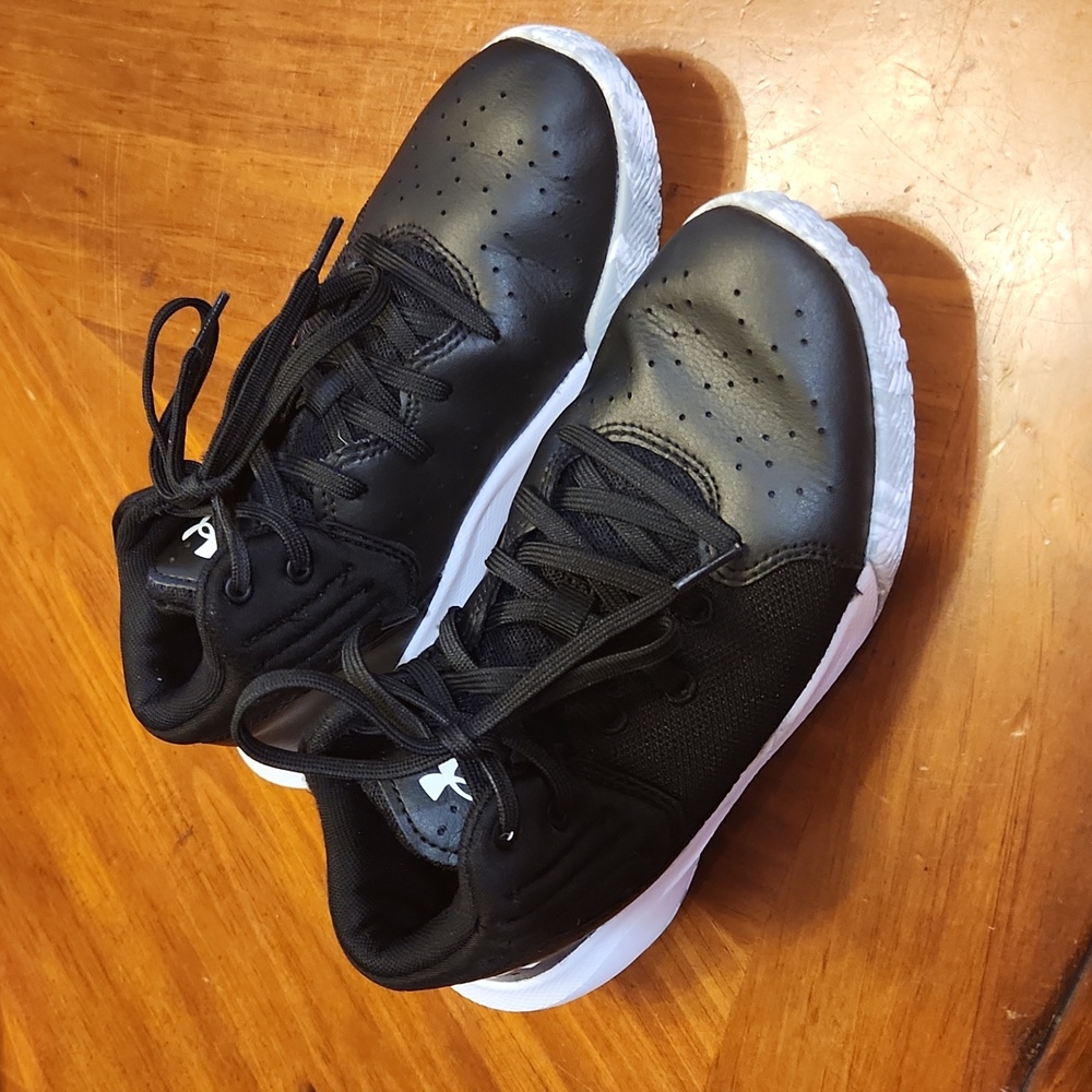 Youth 2.5Y UnderArmour basketball shoes